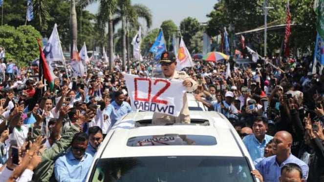 Calon presiden nomor urut 02 Prabowo Subianto di Lapangan Galuh Mas, Karawang.