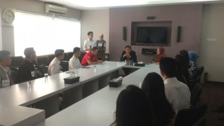 Keseruan Finalis Abang None Jakarta Timur saat Kunjungi Kantor tvOne
