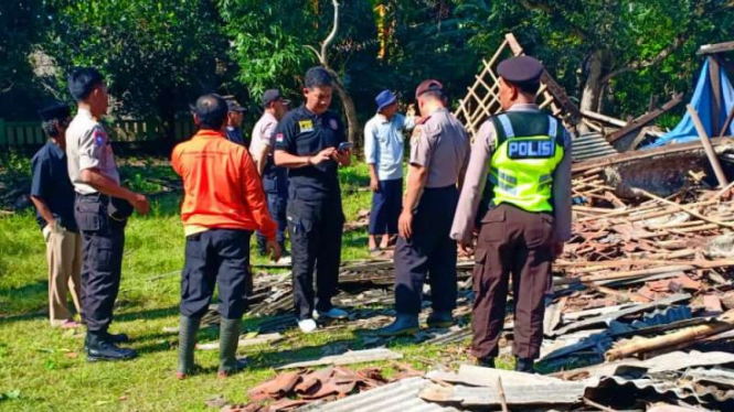 Puting beliung landa Bekasi.