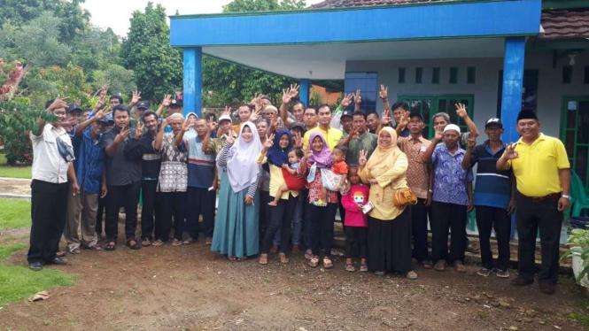 Caleg Partai Golkar Dapil Jawa Tengah VIII, Wirendra Tjakrawerdaja mengunjungi Desa Ciwalen, Dayeuhluhur, Cilacap Jumat (29/3).