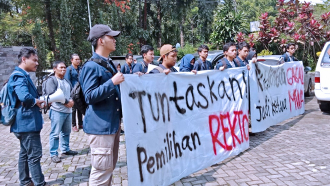 Mahasiswa yang tergabung dalam BEM Unpad berunjuk rasa di Sekretariat MWA Jalan Cimandiri, Bandung. (FOTO: Istimewa)