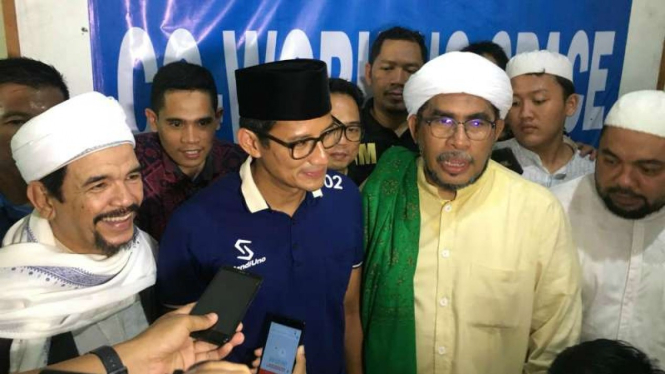 Calon wakil presiden Sandiaga Uno saat menyambangi Pesantren Al-Husainy, Serpong, Tangerang Selatan, Banten, pada Sabtu, 30 Maret 2019.