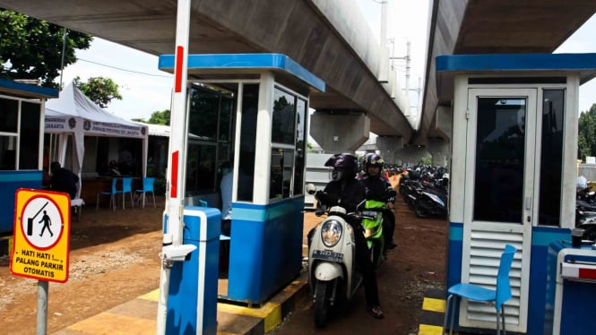 Pengendara motor membayar parkir di Park and ride Stasiun MRT Lebak Bulus, Jakarta, Kamis, 28 Maret 2019.
