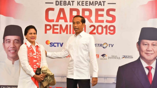 Capres nomor urut 01 Joko Widodo bersama istri Iriana Joko Widodo tiba di lokasi untuk mengikuti debat capres putaran keempat di Hotel Shangri-La, Jakarta, Sabtu, 30 Maret 2019.