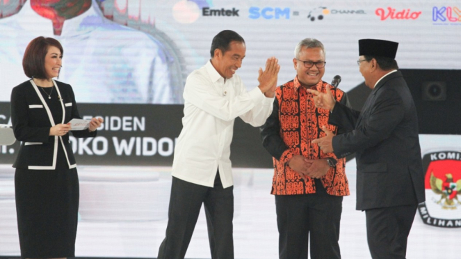 Calon Presiden 01 Joko Widodo dan Calon Presiden 02 Prabowo Subianto saat akan memulai debat keempat di Jakarta, Sabtu 30 Maret 2019.