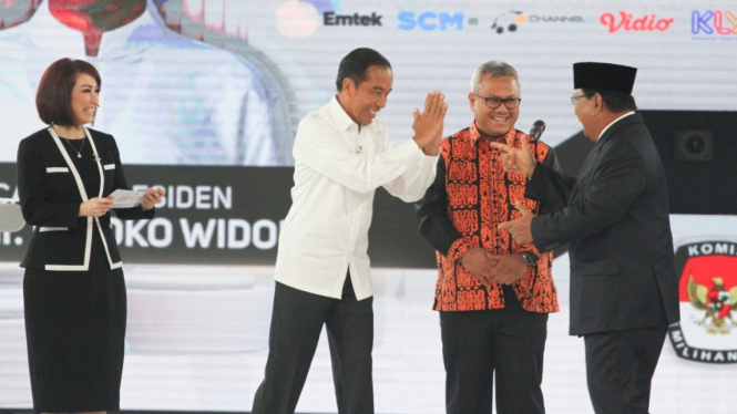 Calon Presiden 01 Joko Widodo dan Calon Presiden 02 Prabowo Subianto saat akan memulai debat keempat di Jakarta, Sabtu 30 Maret 2019.