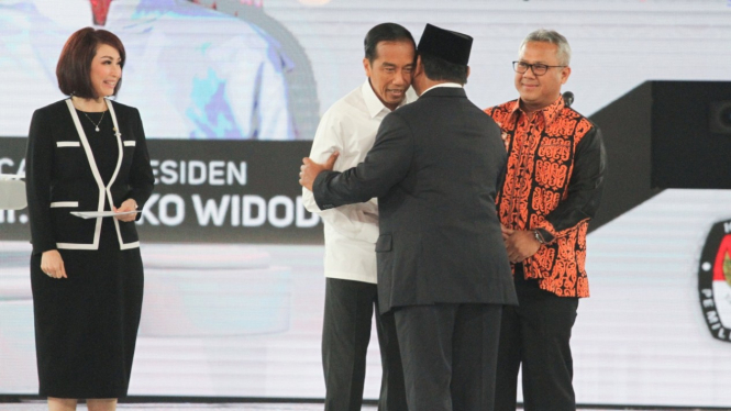 Calon Presiden 01 Joko Widodo dan Calon Presiden 02 Prabowo Subianto saat akan memulai debat keempat di Jakarta, Sabtu 30 Maret 2019.