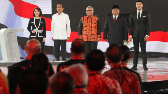 Calon Presiden 01 Joko Widodo dan Calon Presiden 02 Prabowo Subianto saat akan mulai debat keempat di Jakarta, Sabtu 30 Maret 2019.