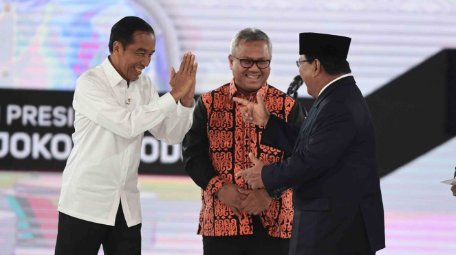 Capres nomor urut 01 Joko Widodo (kiri) dan capres nomor urut 02 Prabowo Subianto (kedua kanan) bersama Ketua KPU Arief Budiman (kedua kiri) sebelum mengikuti debat capres putaran keempat di Hotel Shangri La, Jakarta, Sabtu, 30 Maret 2019.