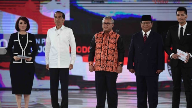 Capres nomor urut 01 Joko Widodo ( kedua kiri) dan capres nomor urut 02 Prabowo Subianto (kedua kanan) bersama Ketua KPU Arief Budiman (tengah) sebelum mengikuti debat capres putaran keempat di Hotel Shangri La, Jakarta, Sabtu, 30 Maret 2019.