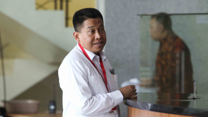 Sekjen Kemenag sekaligus Ketua Panitia Seleksi Jabatan Pimpinan Tinggi Kementerian Agama Nur Kholis Setiawan (tengah) menunggu panggilan penyidik saat akan menjalani pemeriksaan di Gedung KPK, Jakarta