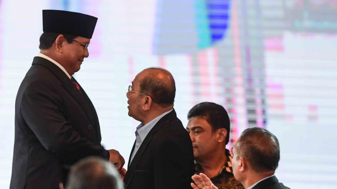Capres nomor urut 02 Prabowo Subianto menyapa pendukungnya saat mengikuti debat capres putaran keempat di Hotel Shangri La, Jakarta, Sabtu, 30 Maret 2019.