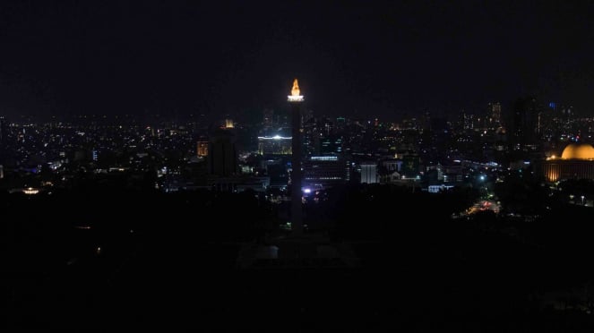 La atmósfera en Monas cuando se apagan las luces durante la Hora del Planeta en Yakarta, el sábado 30 de marzo de 2019.