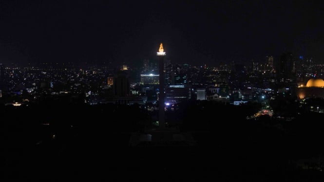 Suasana Monas yang penerangannya dipadamkan saat berlangsung Earth Hour di Jakarta, Sabtu, 30 Maret 2019.