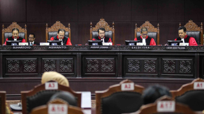 Ketua Mahkamah Konstitusi (MK) Anwar Usman (tengah) didampingi Hakim Konstitusi (dari kiri) Suhartoyo, Aswanto, Saldi Isra dan I Dewa Gede Palguna saat memimpin sidang putusan perkara pengujian Undang-Undang Nomor 7 Tahun 2017 tentang Pemilihan Umum