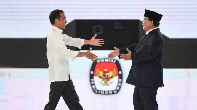 Capres nomor urut 01 Joko Widodo (kiri) dan capres nomor urut 02 Prabowo Subianto berjabat tangan saat mengikuti debat capres putaran keempat di Hotel Shangri La, Jakarta, Sabtu, 30 Maret 2019.