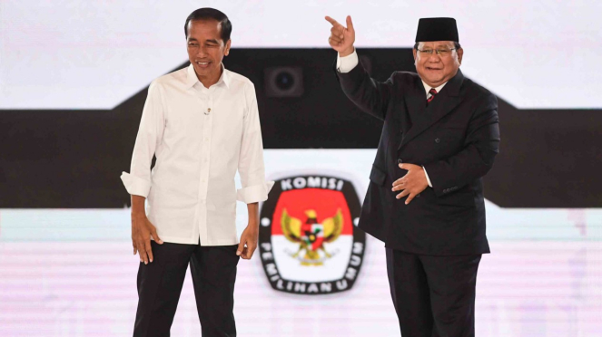 Capres nomor urut 01 Joko Widodo dan capres nomor urut 02 Prabowo Subianto usai mengikuti debat capres putaran keempat di Hotel Shangri La, Jakarta, Sabtu, 30 Maret 2019.