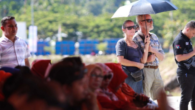 Wisatawan Asing menyaksikan atraksi Kenduri Laot di Sabang