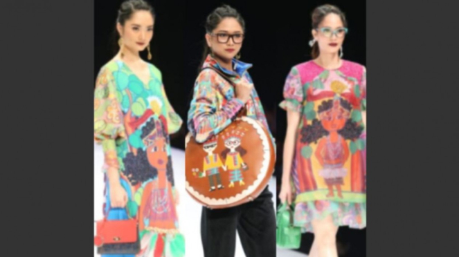 Model dalam balutan busana Yogiswari Pradjanti dan tas Biyantie di IFW 2019