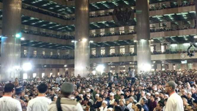 Ribuan Jemaah berdoa untuk kesembuhan Ibu Ani di Masjid Istiqlal, Jakarta.