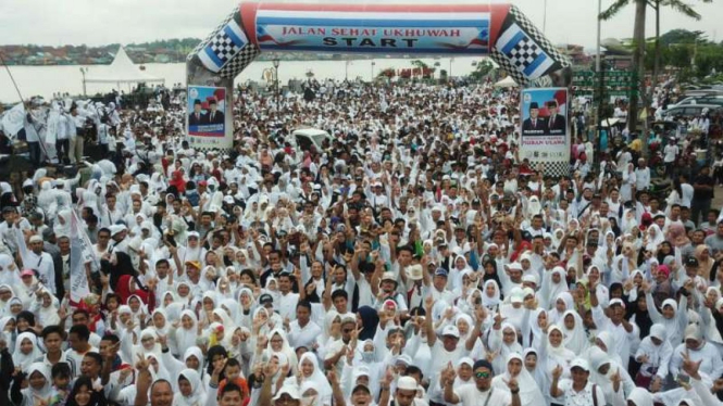 Ribuan warga mengikuti Jalan Sehat Ukhuwah di Benteng Kuto Besak, Palembang.