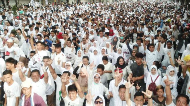 Ribuan warga mengikuti Jalan Sehat Ukhuwah di Benteng Kuto Besak, Palembang.