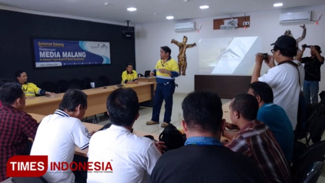 Manajemen PT  Bumi Susksesindo saat melaksanakan briefing keamanan untuk kegiatan Mine Tour. (FOTO: Ikuk Herry Kurniawan/TIMES Indonesia)