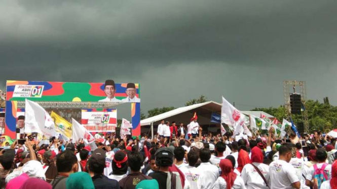 Joko Widodo mengikuti kampanye terbuka yang digelar di lapangan Kalegowa, Gowa.