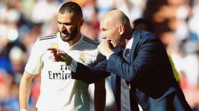 Pelatih Real Madrid, Zinedine Zidane (kanan), memberi instruksi  Karim Benzema