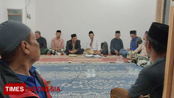 Masyarakat Desa Pakel, Kecamatan Licin, Banyuwangi, saat menggelar doa bersama. (Foto : Syamsul Arifin/ TIMES Indonesia)