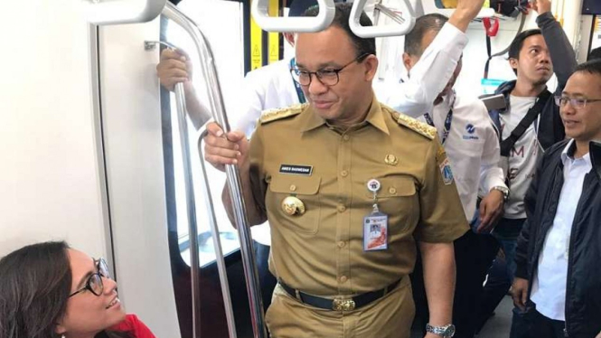 Gubernur DKI Jakarta Anies Baswedan naik MRT, Senin, 1 April 2019
