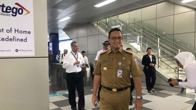 Anies Baswedan berangkat ke kantor naik MRT dari Stasiun Fatmawati