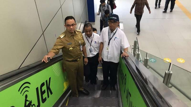 Anies Baswedan berangkat ke kantor naik MRT dari Stasiun Fatmawati