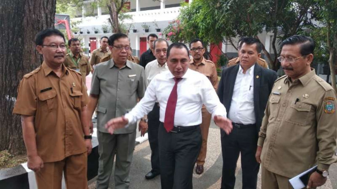 Gubernur Sumatera Utara Edy Rahyamadi meninjau pelaksanaan Ujian Nasional Berbas