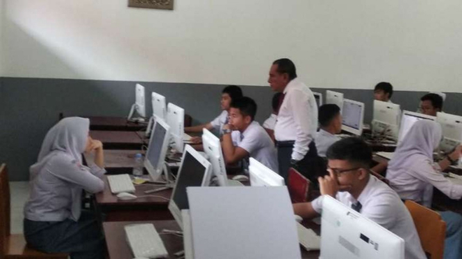 Gubernur Sumatera Utara Edy Rahyamadi meninjau pelaksanaan Ujian Nasional Berbasis Komputer di SMA Negeri 1 Medan, Senin, 1 April 2019.