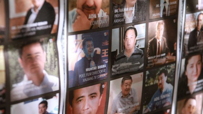Sebuah pengumuman menunjukan gambar anggota keluarga Uyghur yang hilang di China.