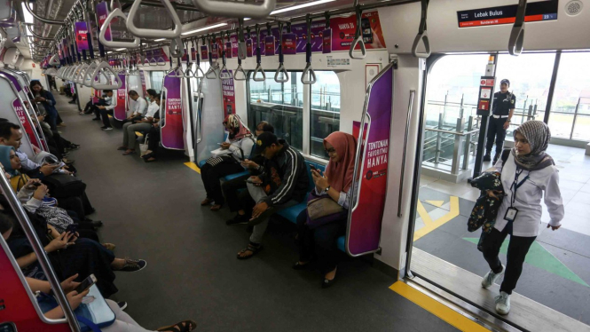 Penumpang menaiki kereta MRT pada hari pertama fase operasi secara komersial (berbayar) di Stasiun MRT Lebak Bulus, Jakarta, Senin, 1 April 2019.