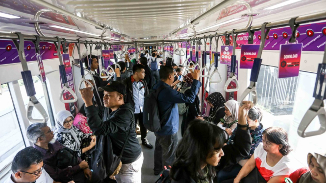 Penumpang menaiki kereta MRT pada hari pertama fase operasi secara komersial (berbayar) di Stasiun MRT Lebak Bulus, Jakarta, Senin, 1 April 2019.