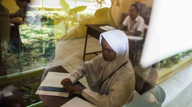 Alunos cegos fazem o Exame Nacional de Papel e Lápis (UNKP) na Escola Pública Especial (SLBN) A, Bandung, West Java, segunda-feira, 1º de abril de 2019.