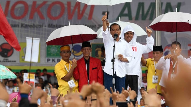Joko Widodo (tengah) bersama tim pemenangan Jokowi-Maruf Amin  menyampaikan orasi dalam kampanye terbuka di Lapangan Karebosi, Makasar, Sulawesi Selatan, beberapa waktu silam.