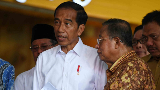 Presiden Joko Widodo (kiri).