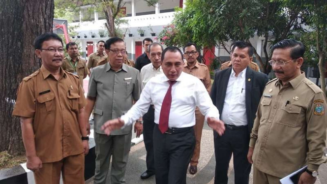 Gubernur Sumut Edy Rahmayadi meninjau pelaksanaan UN di SMA Negeri 1 Medan