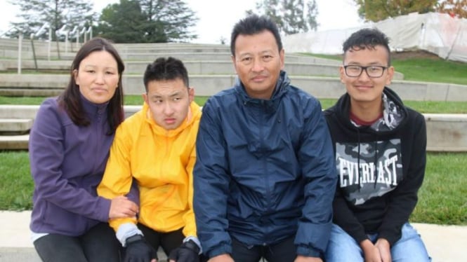 Kinley Wangchuck (dua dari kiri) bersama dengan ibunya Jangchu Pelden, bapaknya Tshering dan kakaknya Tenzin Jungney.