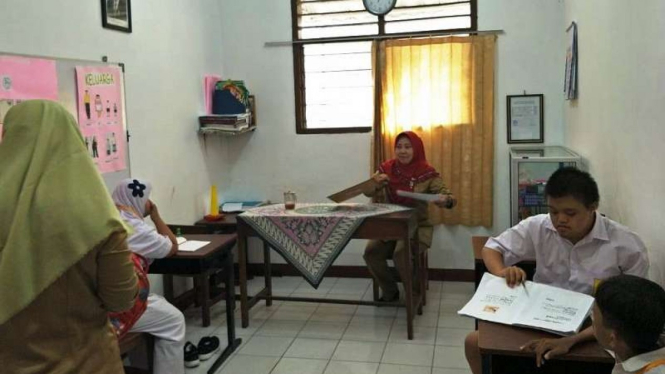 Ujian Nasional tingkat SMA di SLB Dharma Asih, Kota Depok