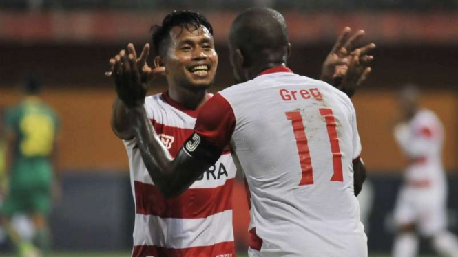 Pemain Madura United, Andik Vermansah dan Greg Nwokolo.