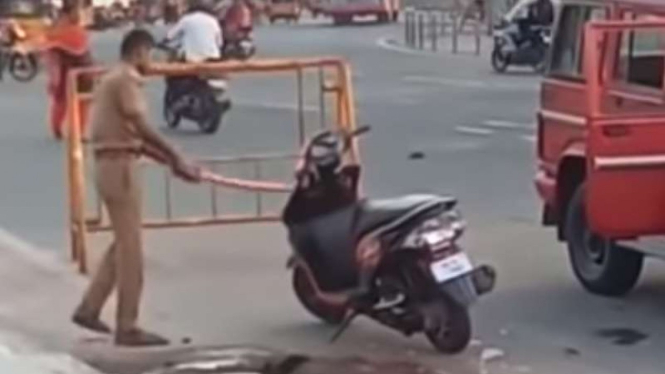 Polisi India rusak motor yang diparkir sembarangan