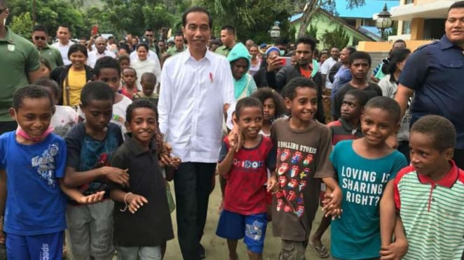 Presiden Jokowi bersama anak-anak di Sentani, Papua, Senin, 1 April 2019.