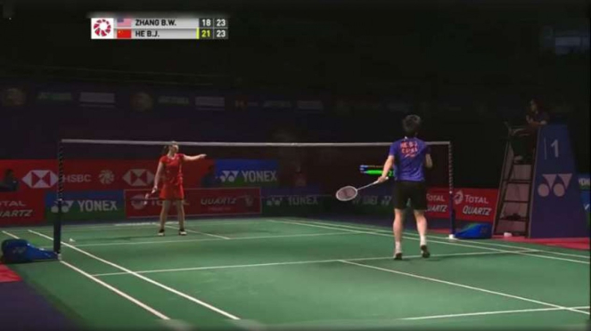 Beiwen Zheng melayangkan protes ke wasit.