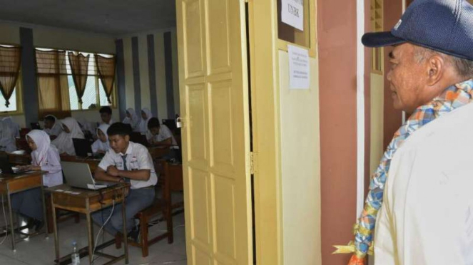 Mendikbud Muhadjir Effendy meninjau UNBK di Makassar