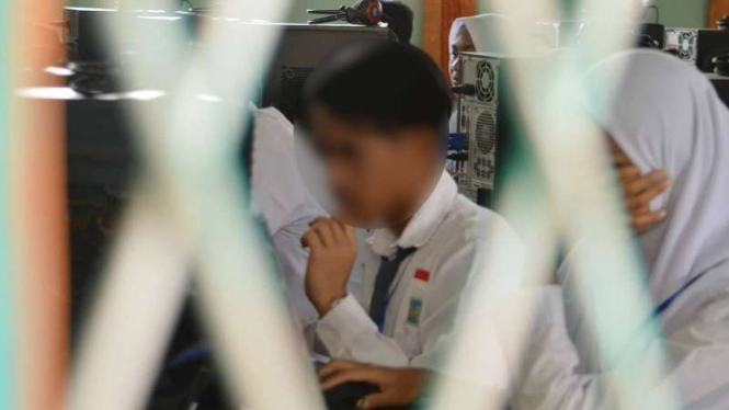 Satu di antara lima siswa warga binaan Lembaga Pembinaan Khusus Anak Kelas 1 Palembang mengikuti UNBK di SMA Negeri 11 Palembang, Sumatera Selatan, pada Senin, 1 April 2019.